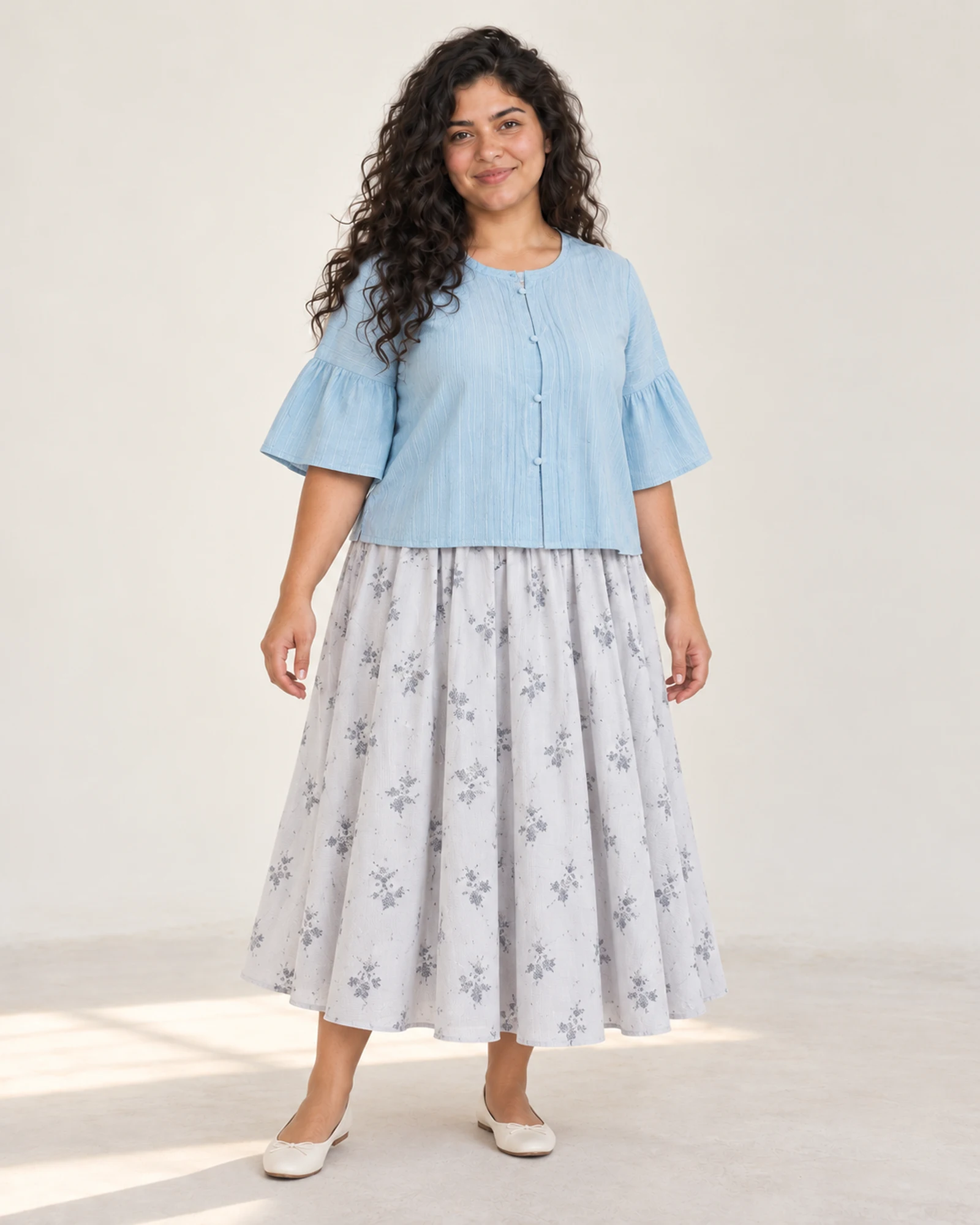 Conjunto de blusa de mangas con vuelo y falda estampada, vista de estilismo, SKU 1032256881926