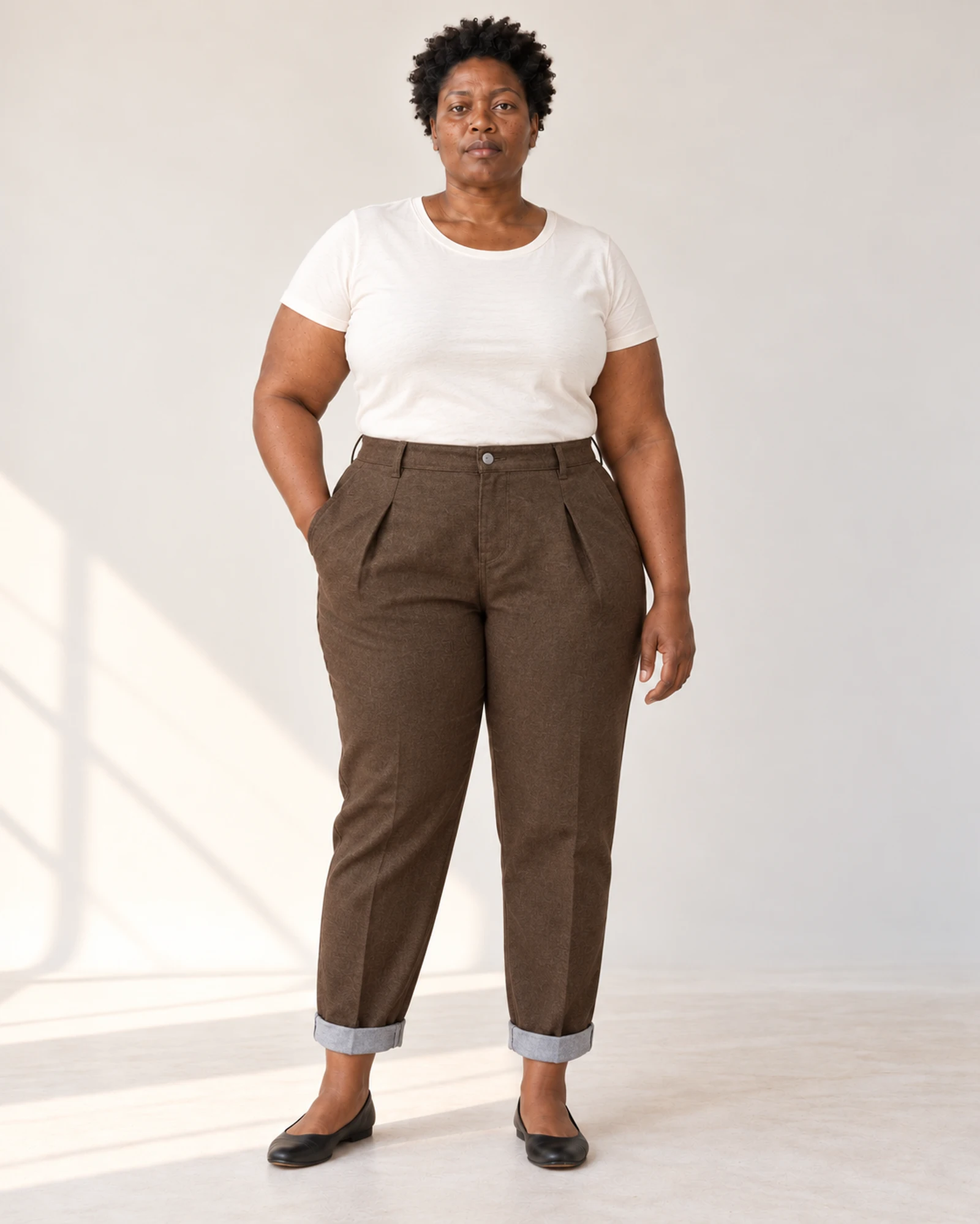 Pantalones con pliegues y bajo vuelto, vista de estilismo, SKU F8517